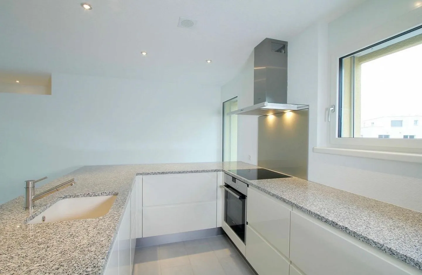 Appartement moderne de 4,5 pièces - Photo 2 sur 9