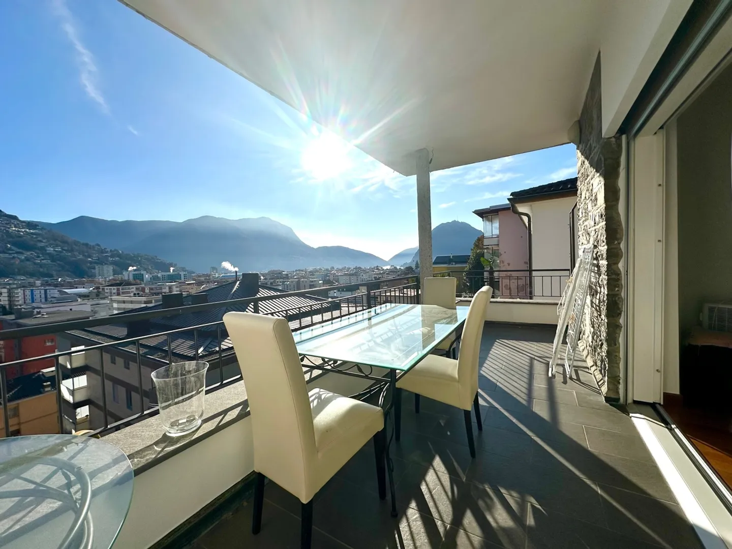 Villa Soleggiata con Vista Mozzafiato - Foto 2 di 13