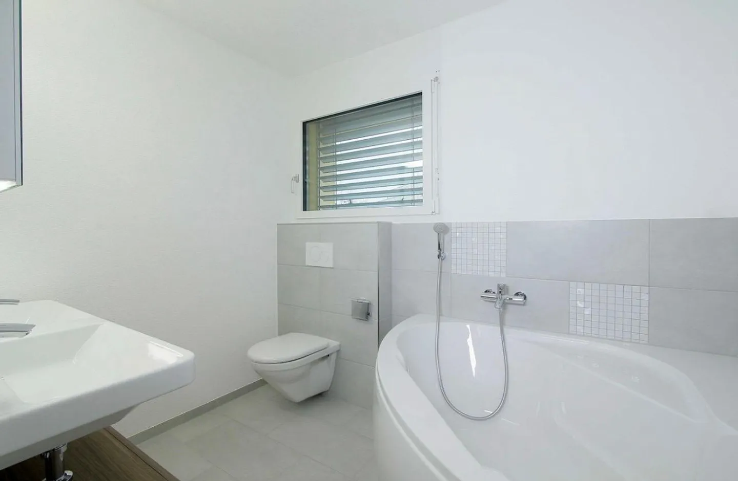Appartement moderne de 4,5 pièces - Photo 3 sur 9