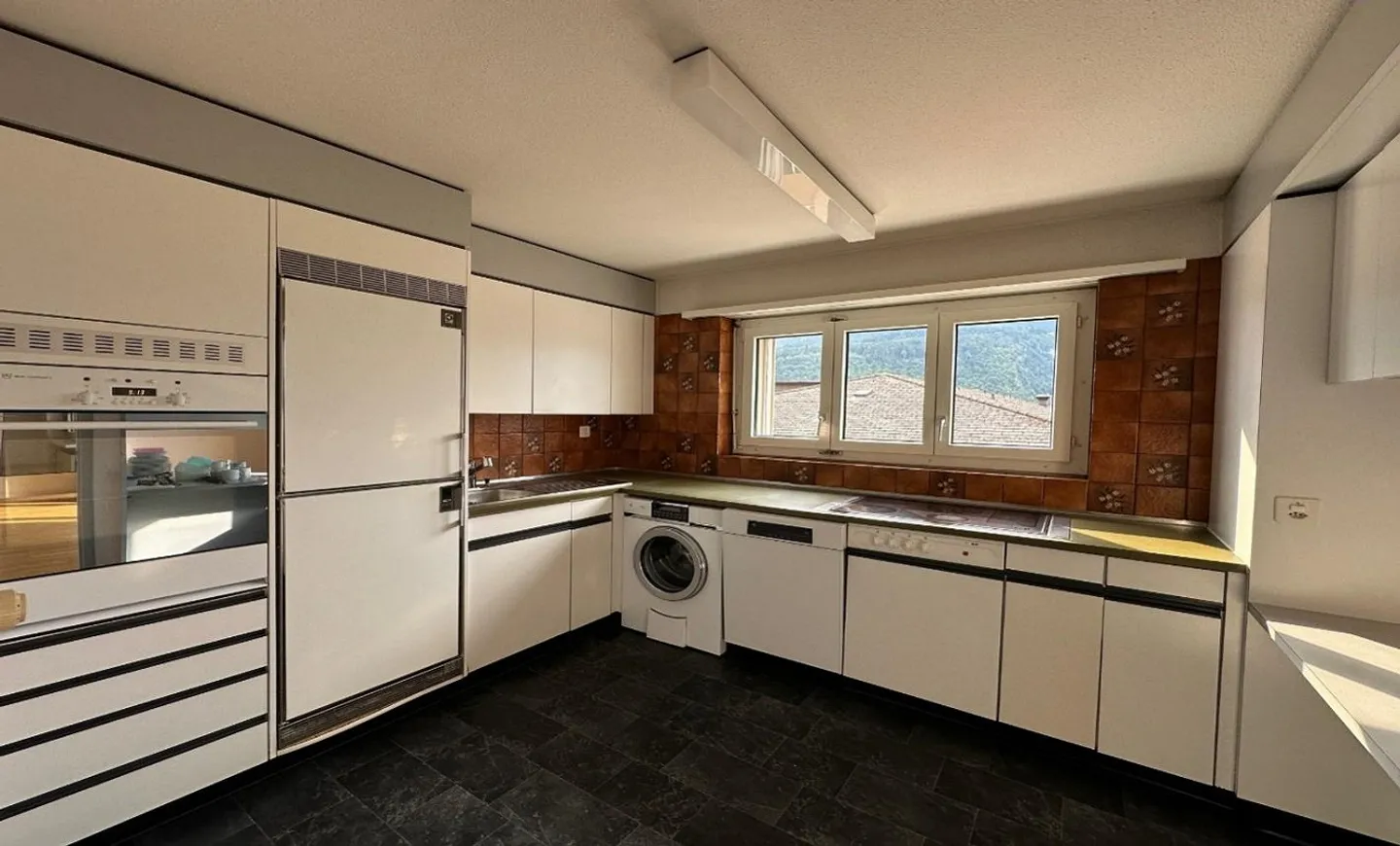 Appartement lumineux de 5,5 pièces avec vue sur le lac et balcon ensoleillé à Brunnen - Photo 3 sur 8