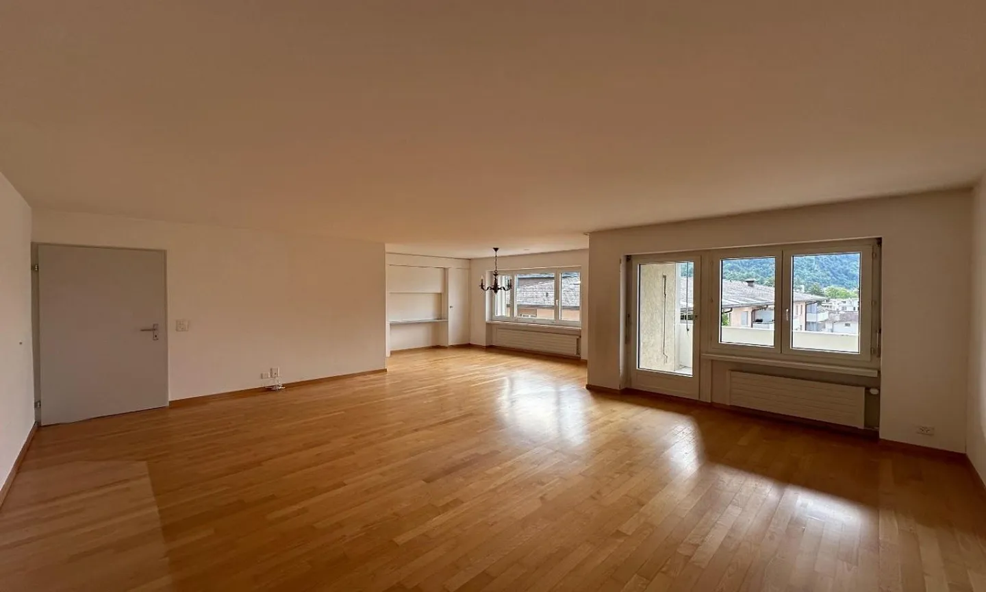 Appartement lumineux de 5,5 pièces avec vue sur le lac et balcon ensoleillé à Brunnen - Photo 1 sur 8