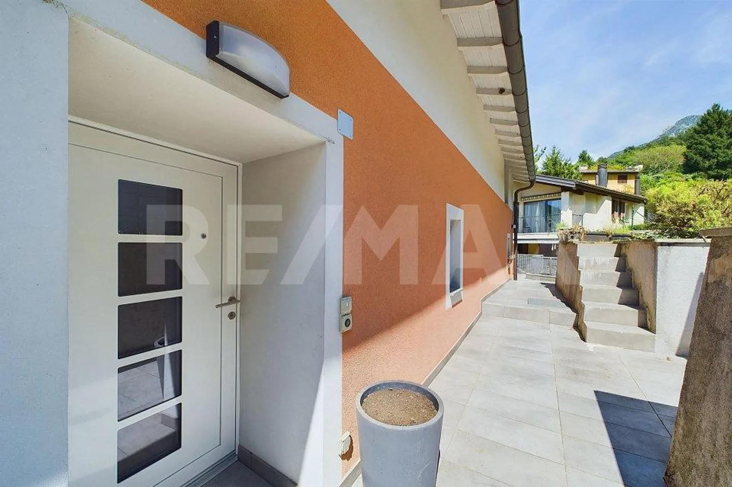 Single-family house with large space for workshop or hobby room - Photo 1 of 13