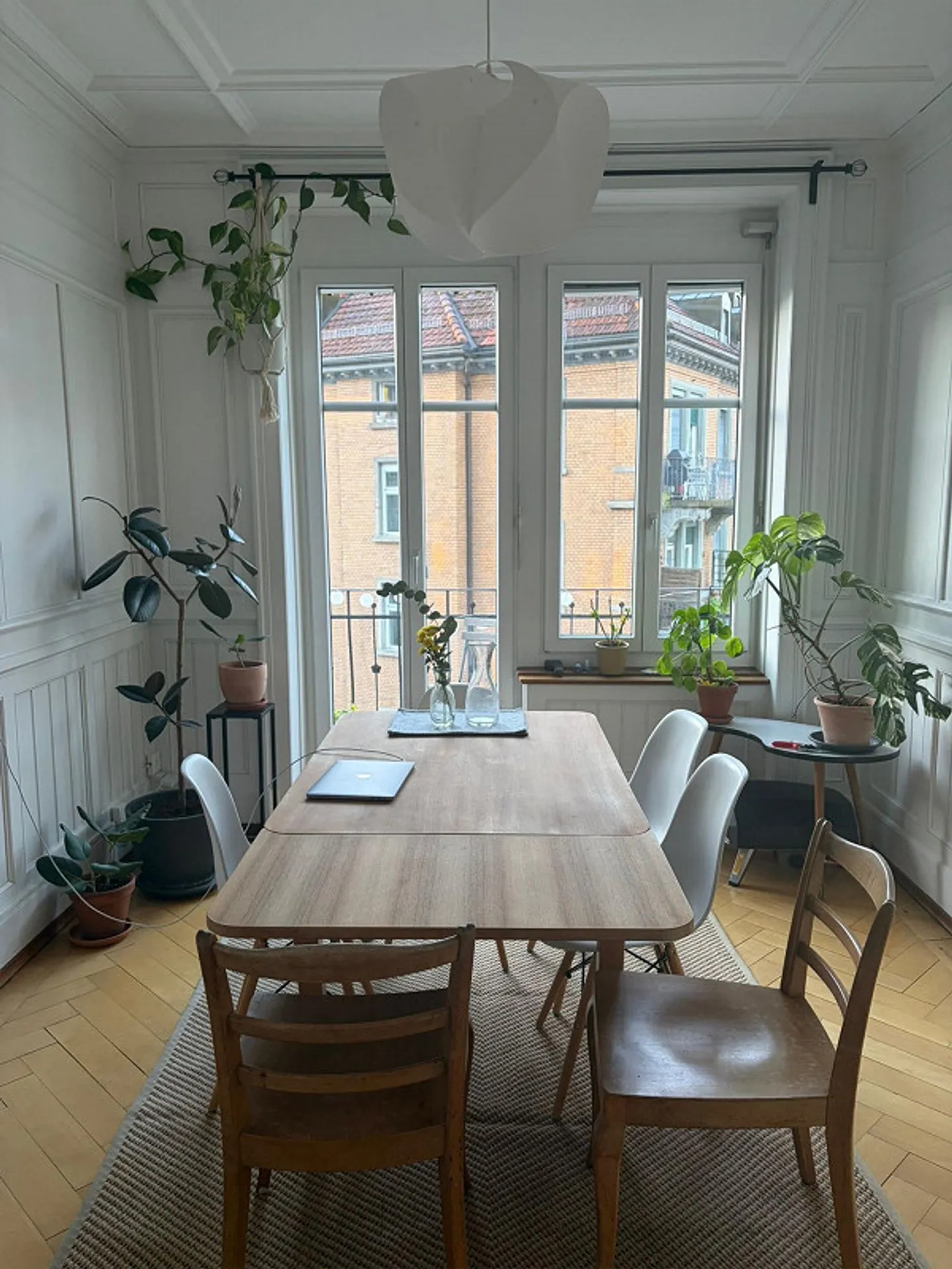 Chambre partagée fraîchement rénovée directement à la gare de Saint-Gall 🏠 - Photo 1 sur 9