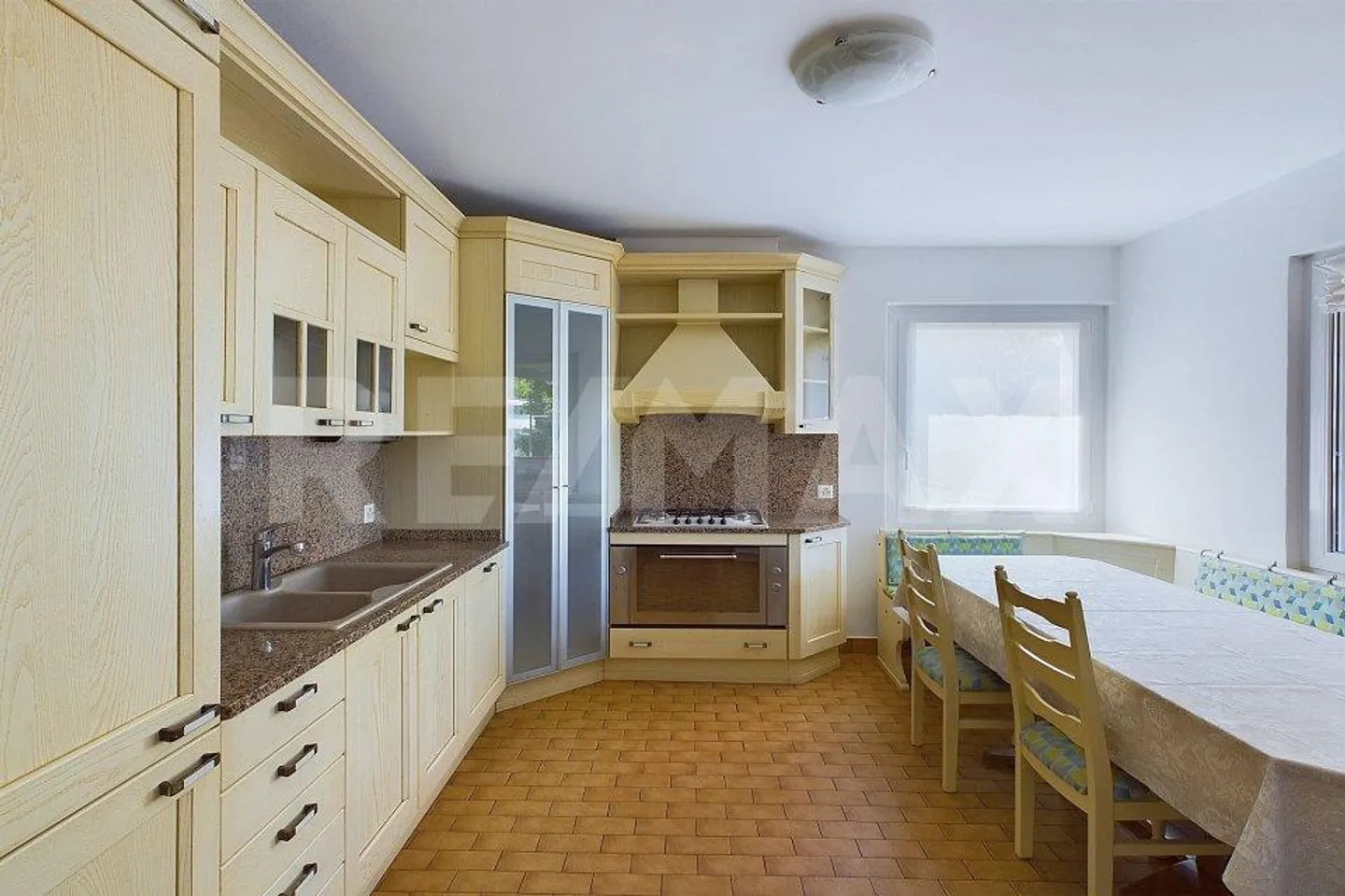 Single-family house with large space for workshop or hobby room - Photo 10 of 13