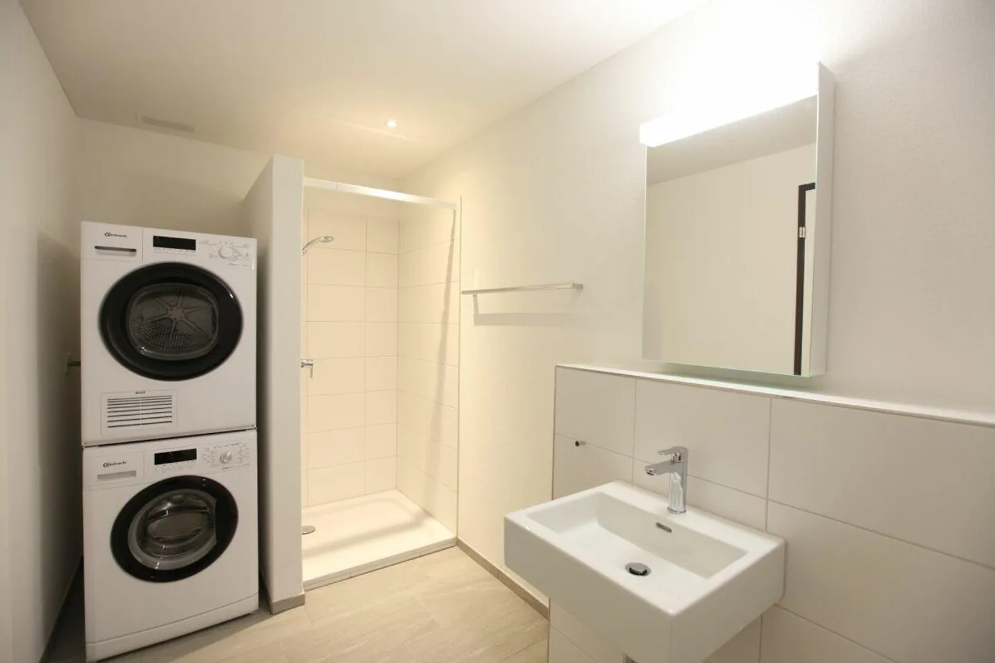 Spacious Ground Floor Apartment in Family-Friendly Neighborhood! - Photo 8 of 12