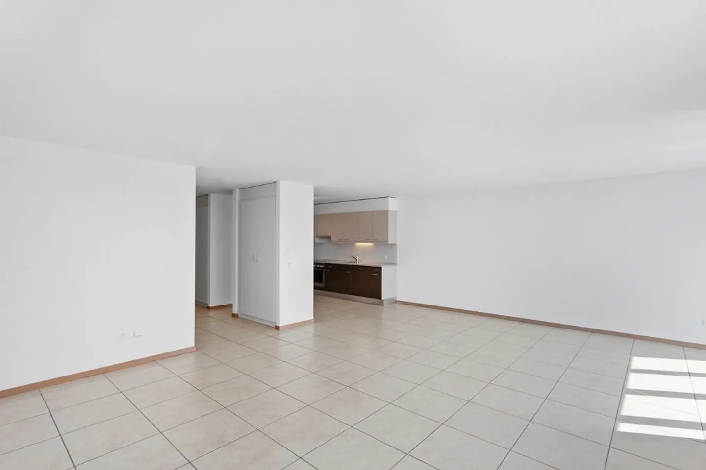 GERÄUMIG UND HELL - Foto 3 von 11