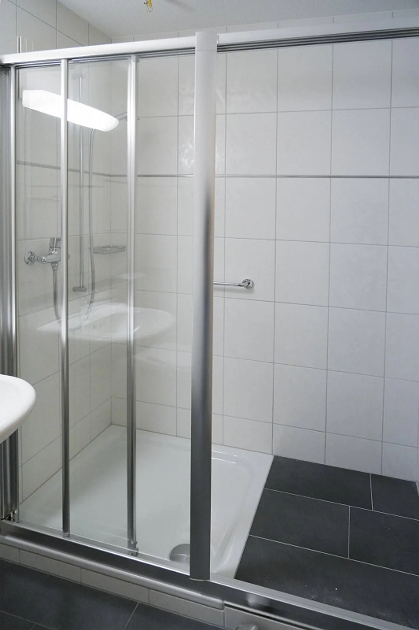 Spacious bright apartment including underground parking space - Photo 9 of 14