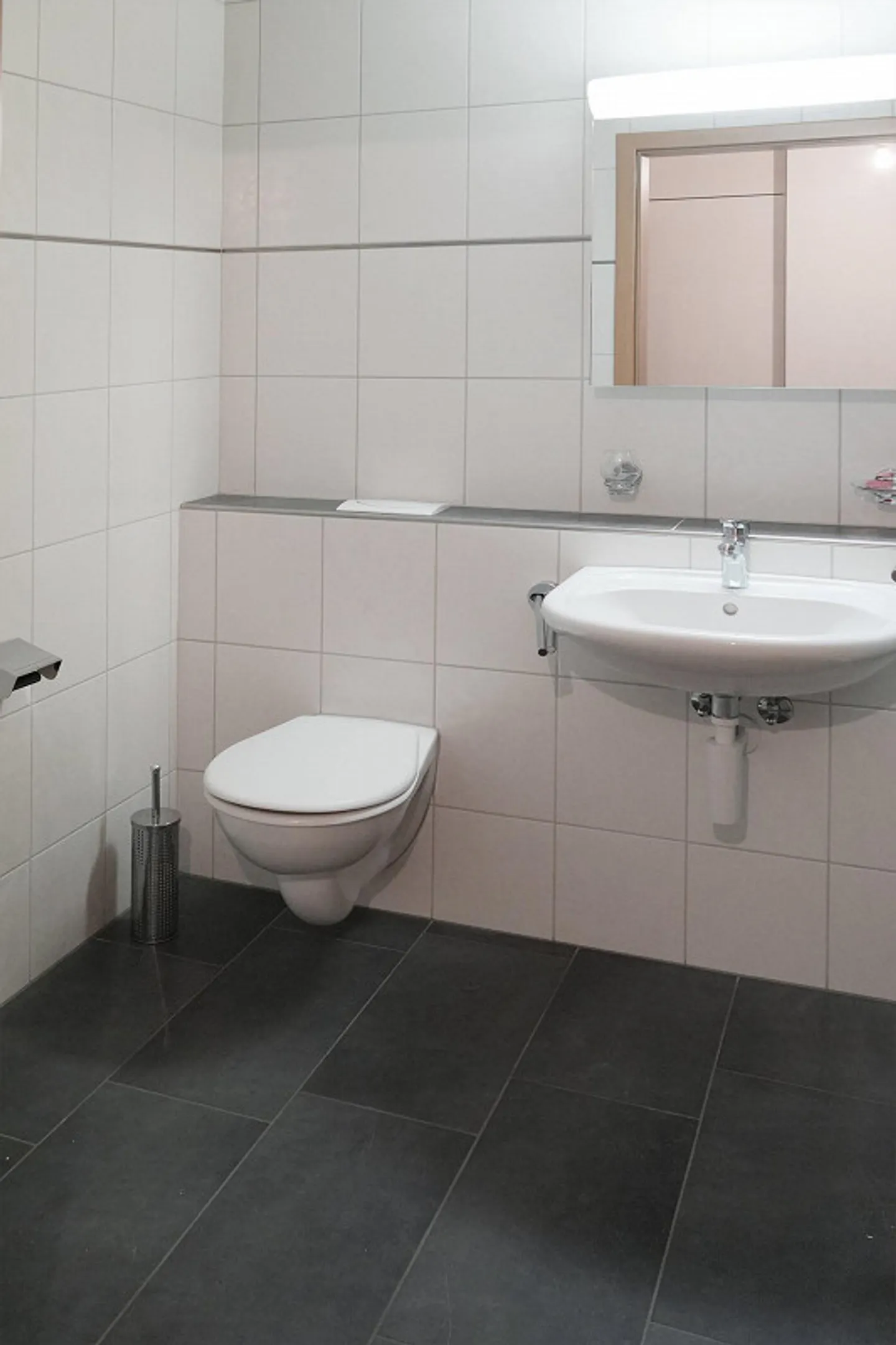 Spacious bright apartment including underground parking space - Photo 10 of 14