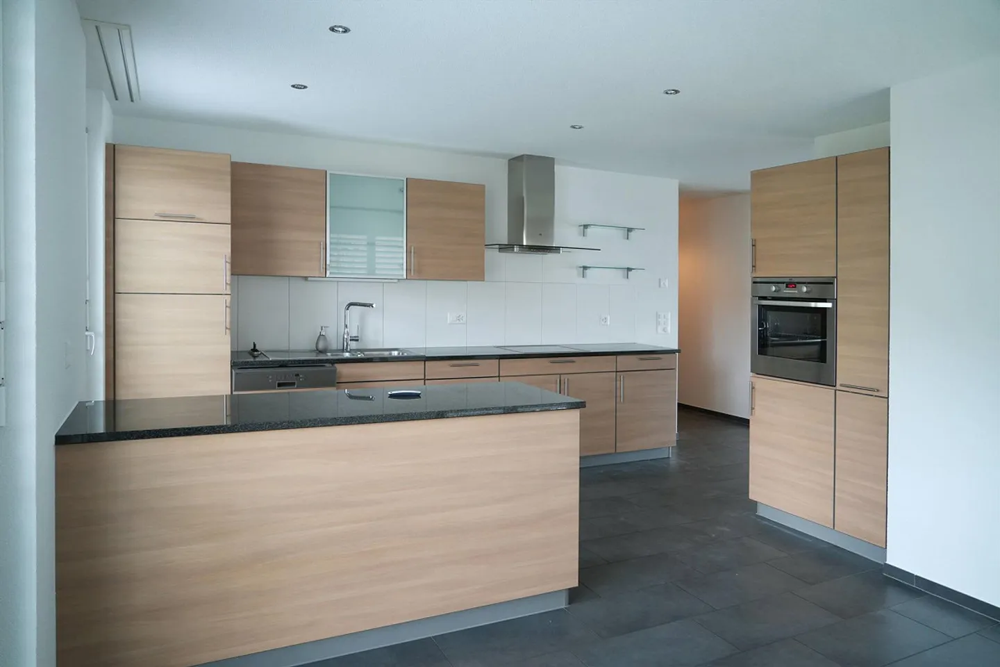 Spacious bright apartment including underground parking space - Photo 2 of 14