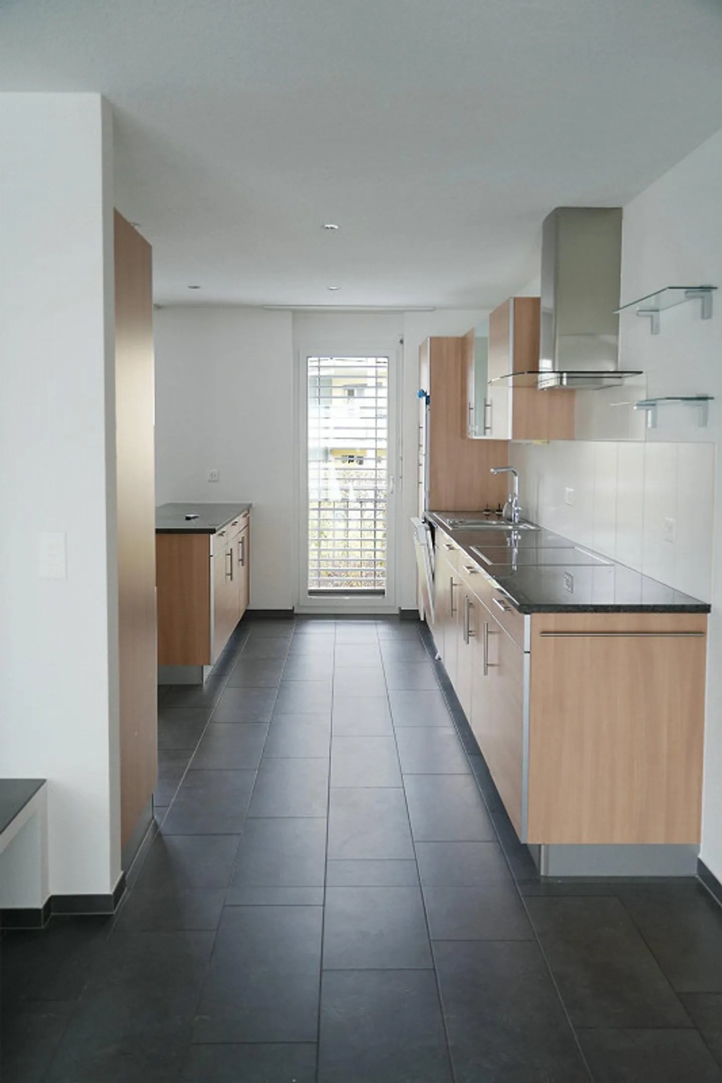 Spacious bright apartment including underground parking space - Photo 3 of 14