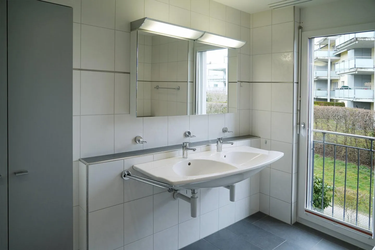 Spacious bright apartment including underground parking space - Photo 8 of 14