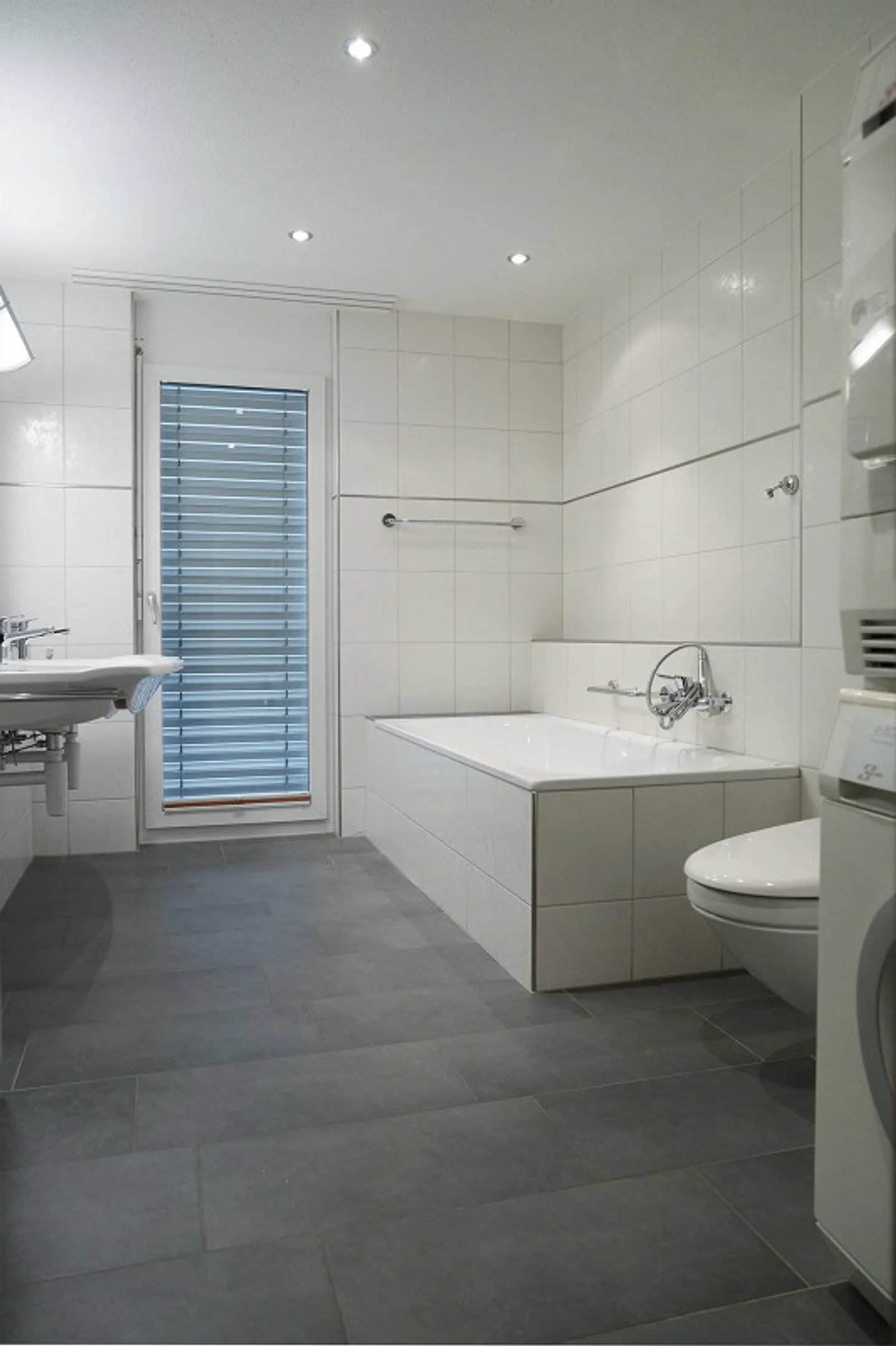 Spacious bright apartment including underground parking space - Photo 7 of 14