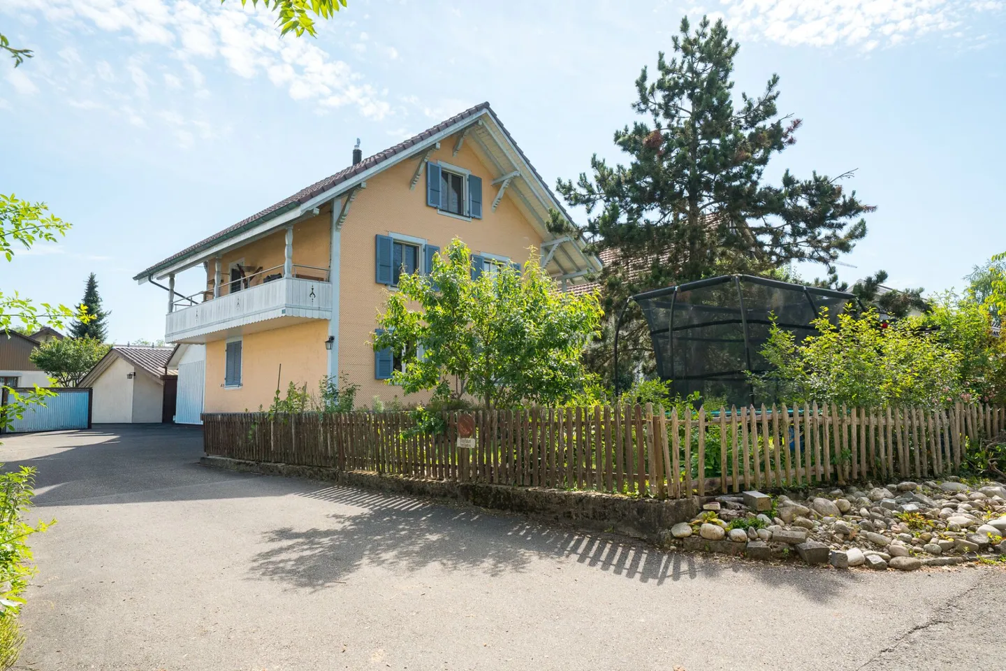 Casa bifamiliare con garage, officina e locali di stoccaggio in vendita - Foto 1 di 39