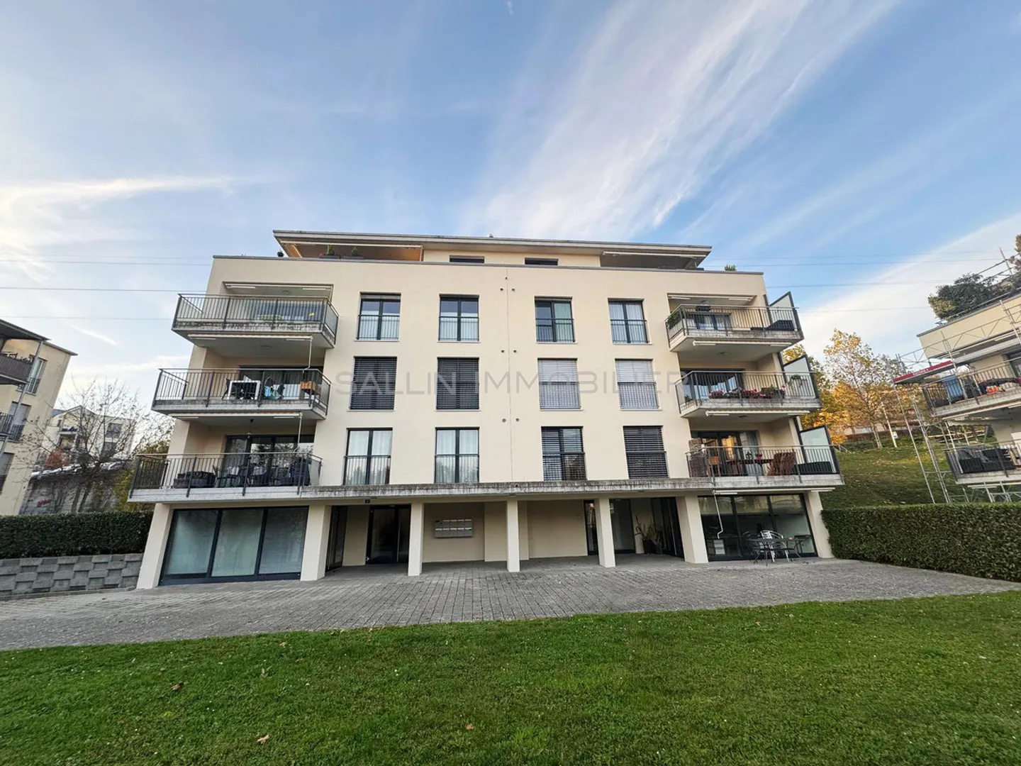 Geräumige 4½-Zimmer-Wohnung im oberen Erdgeschoss mit 1 Innenparkplatz - Foto 1 von 6