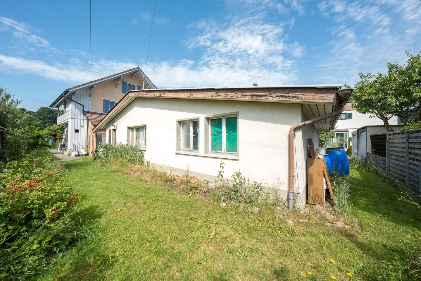 Casa bifamiliare con garage, officina e locali di stoccaggio in vendita - Foto 2 di 39