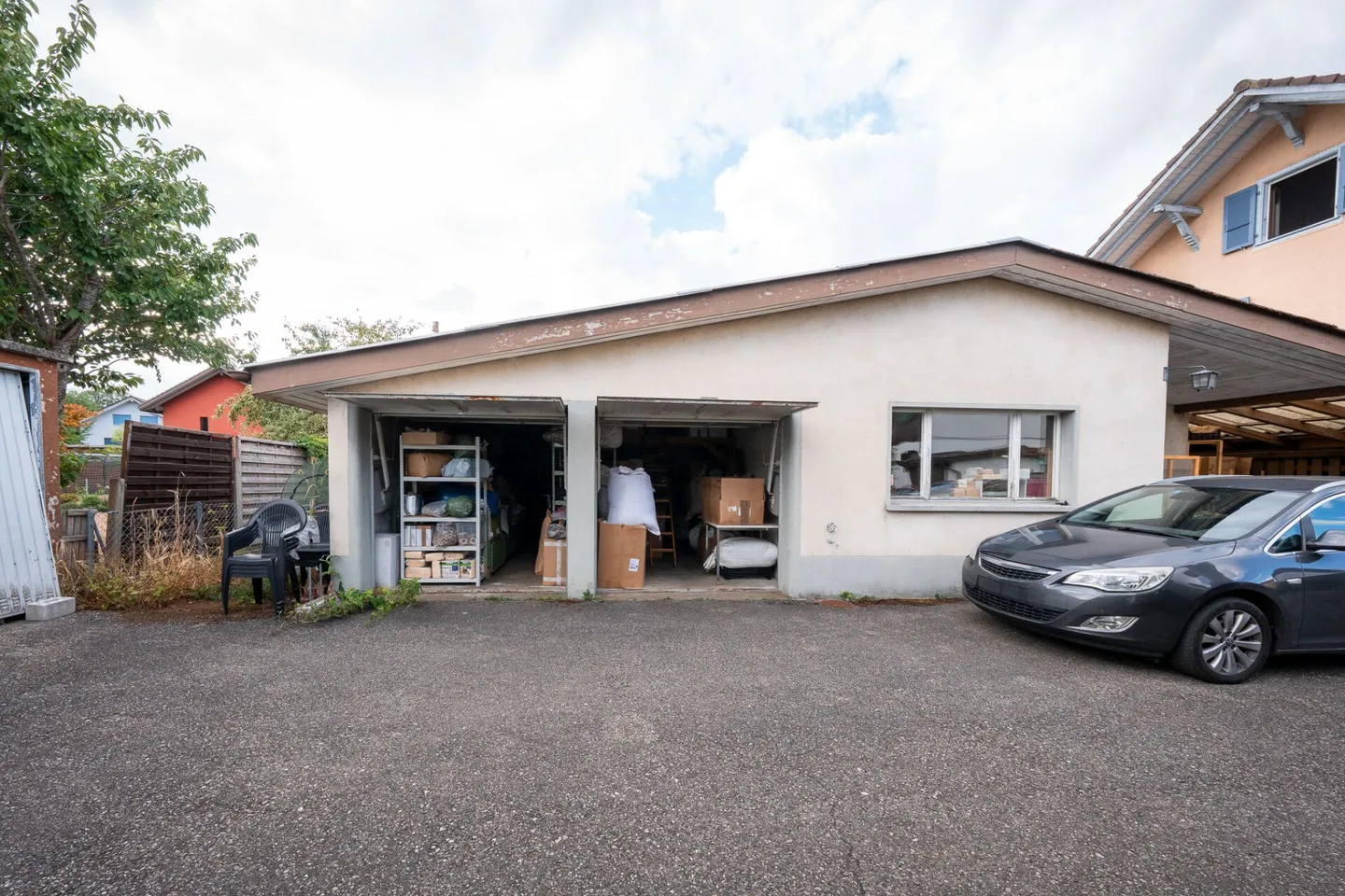 Casa bifamiliare con garage, officina e locali di stoccaggio in vendita - Foto 5 di 39