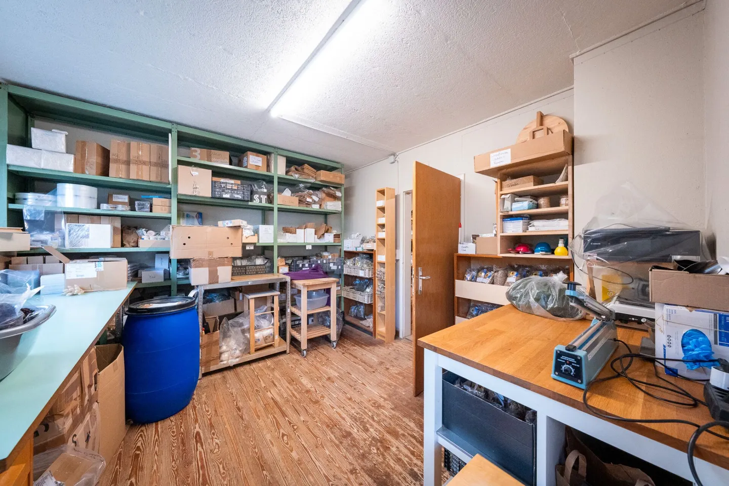 Casa bifamiliare con garage, officina e locali di stoccaggio in vendita - Foto 6 di 39
