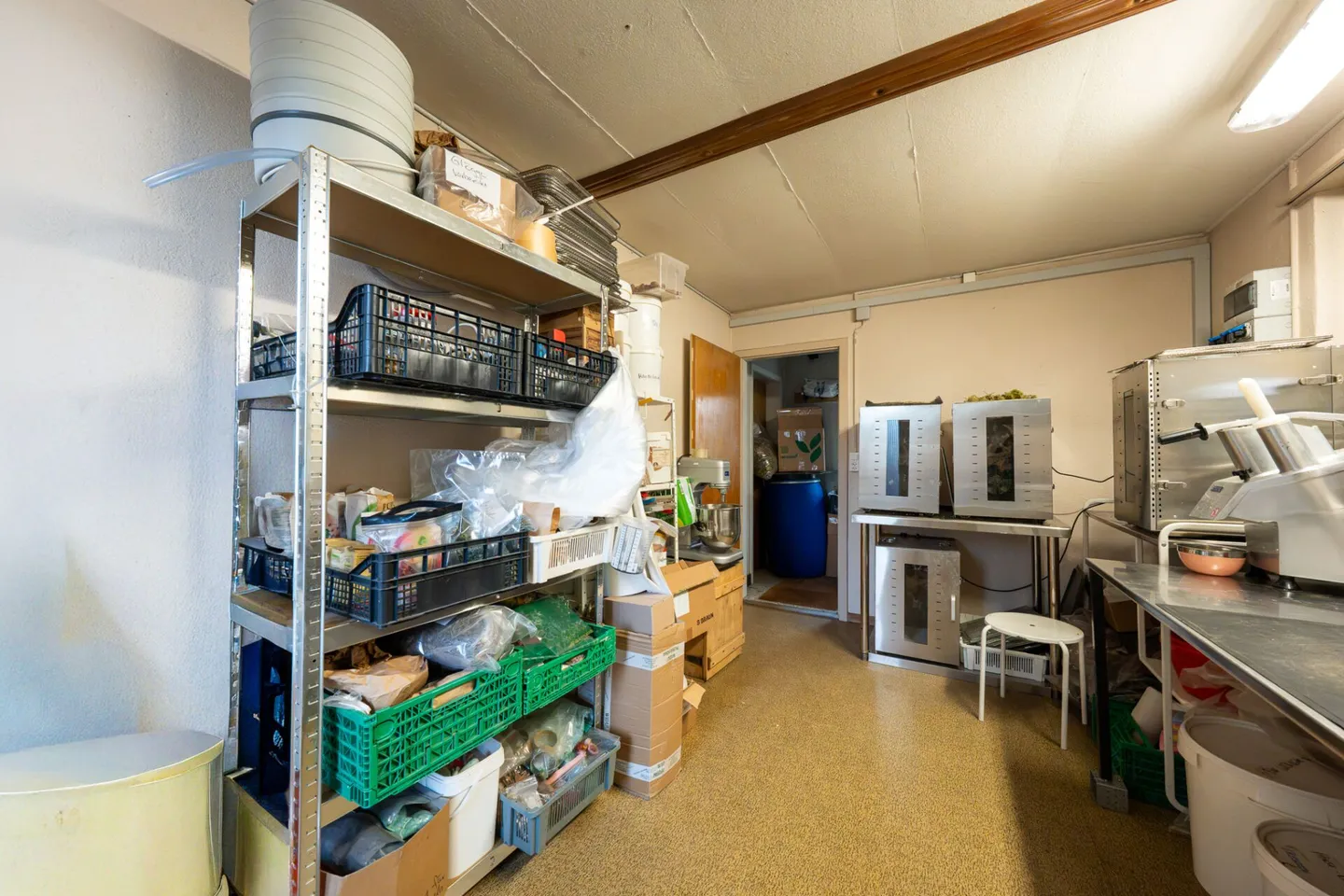 Casa bifamiliare con garage, officina e locali di stoccaggio in vendita - Foto 8 di 39