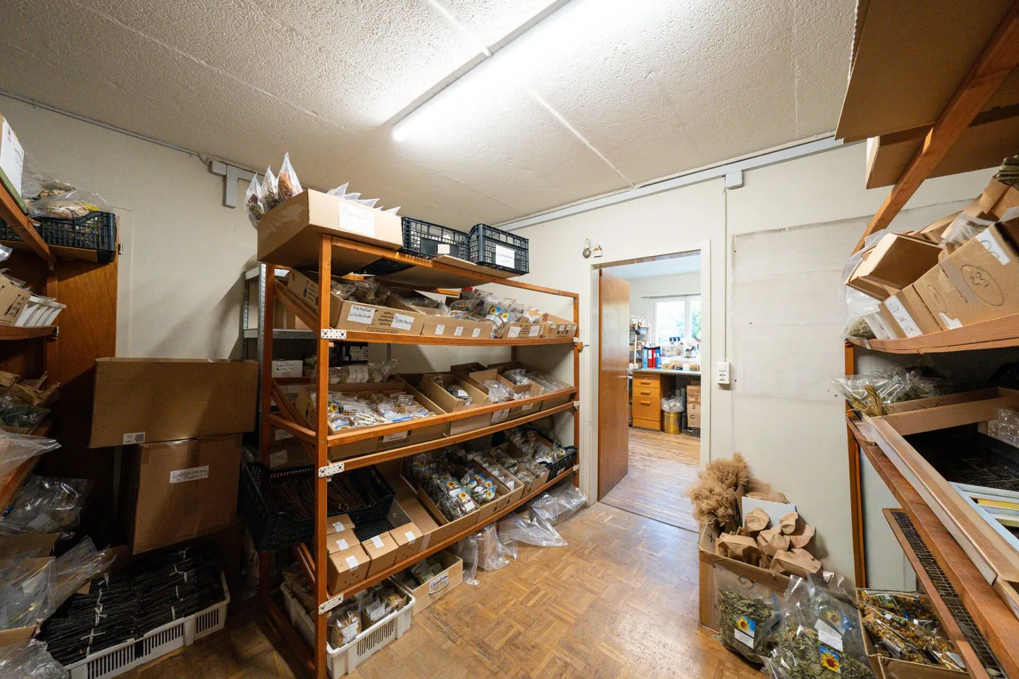 Casa bifamiliare con garage, officina e locali di stoccaggio in vendita - Foto 9 di 39