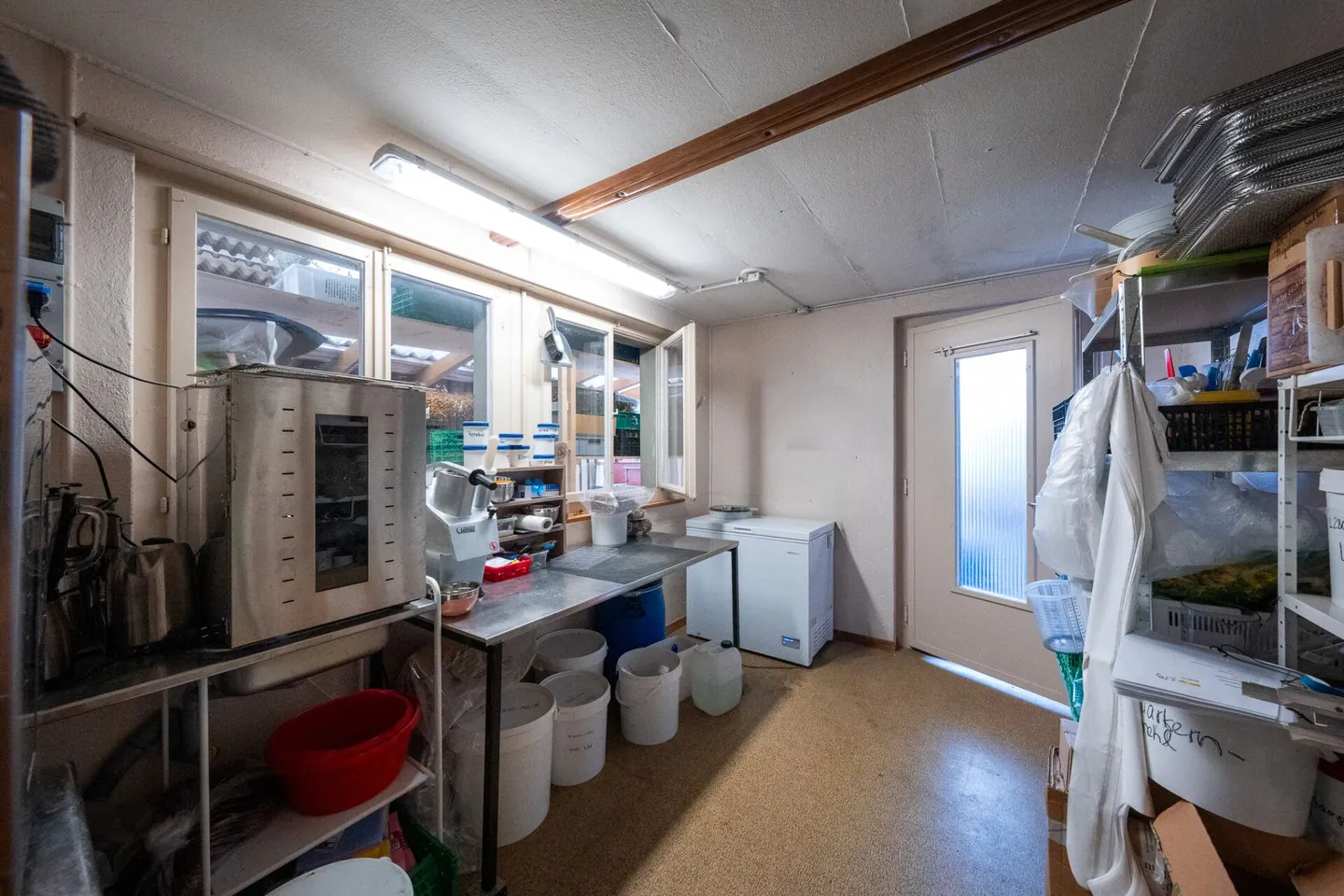 Casa bifamiliare con garage, officina e locali di stoccaggio in vendita - Foto 10 di 39