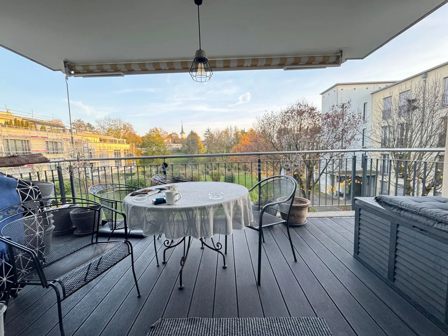 Geräumige 4½-Zimmer-Wohnung im oberen Erdgeschoss mit 1 Innenparkplatz - Foto 2 von 6