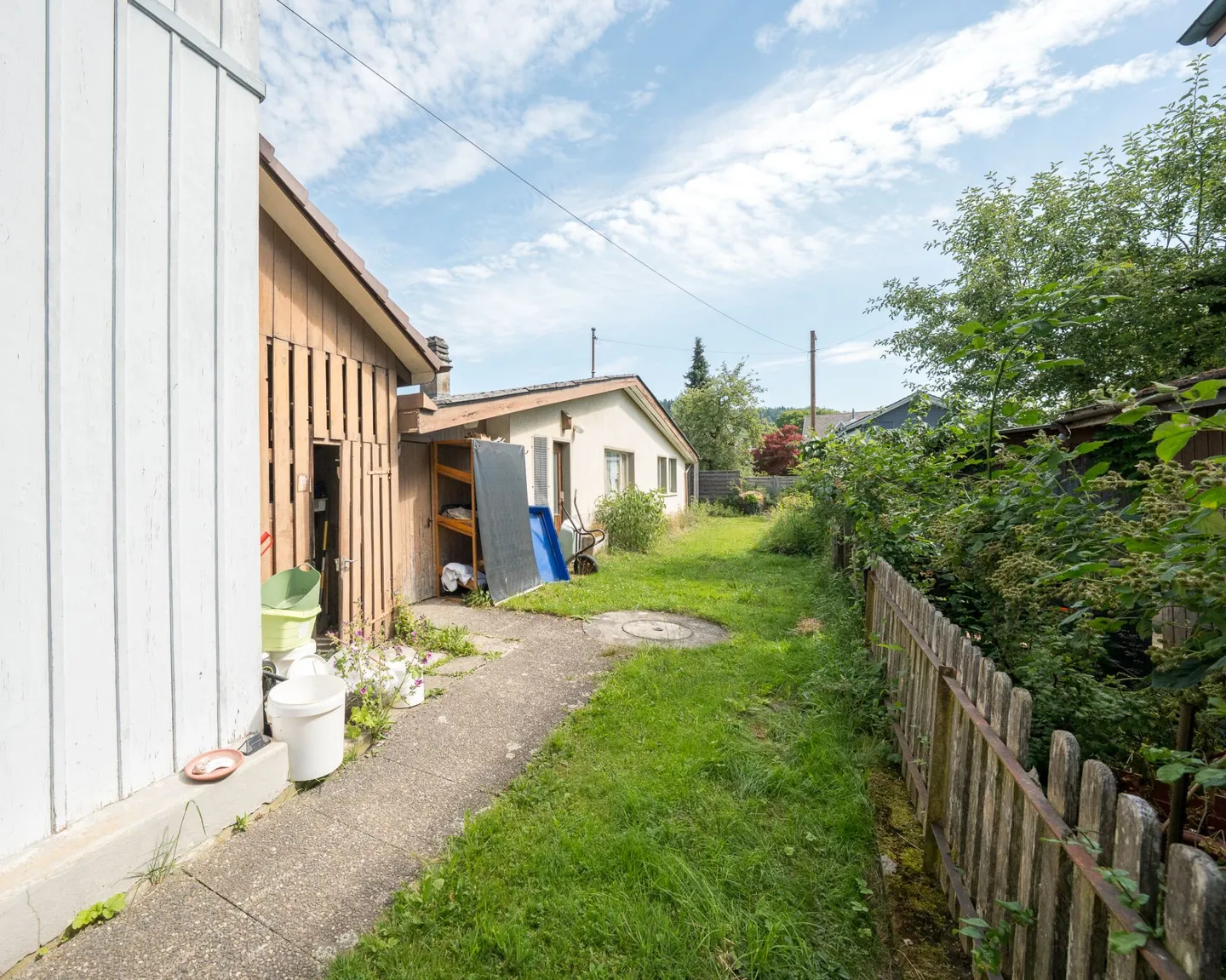 Casa bifamiliare con garage, officina e locali di stoccaggio in vendita - Foto 3 di 39