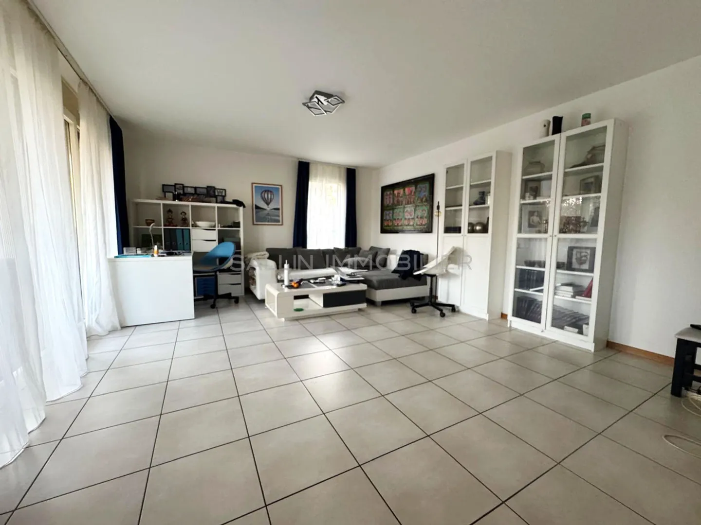 Geräumige 4½-Zimmer-Wohnung im oberen Erdgeschoss mit 1 Innenparkplatz - Foto 3 von 6