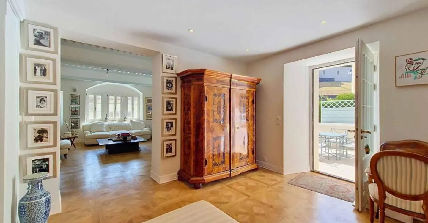 An exceptional residence in the heart of Genolier - Photo 2 of 13