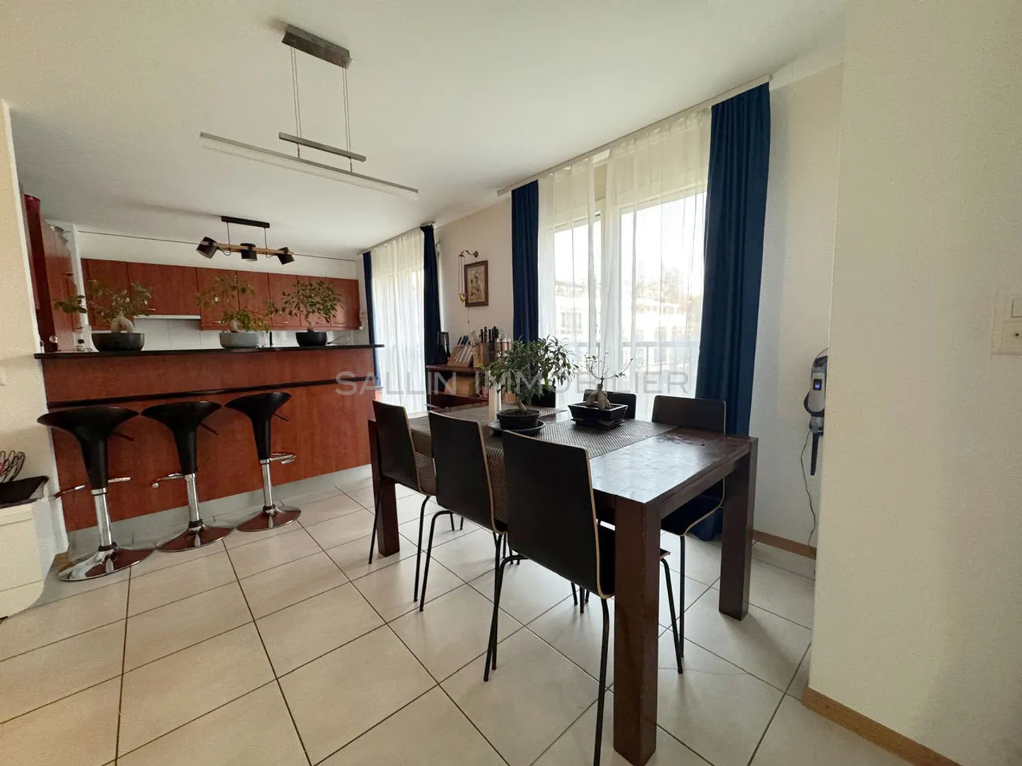 Geräumige 4½-Zimmer-Wohnung im oberen Erdgeschoss mit 1 Innenparkplatz - Foto 5 von 6