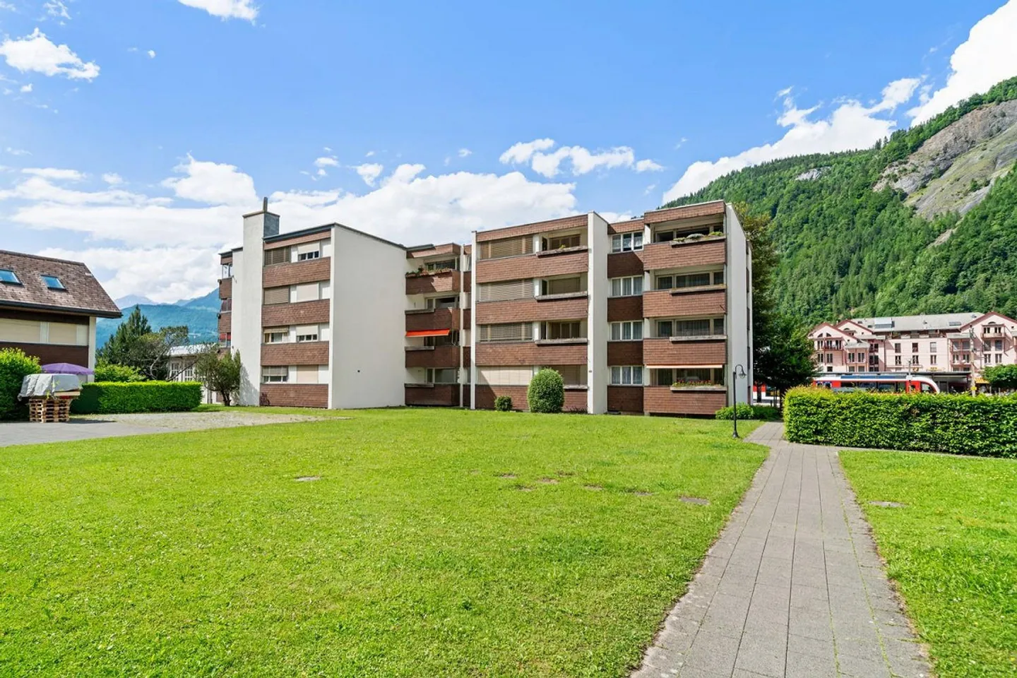 NEL VERDE, vivere in modo tranquillo e centrale - Foto 1 di 9