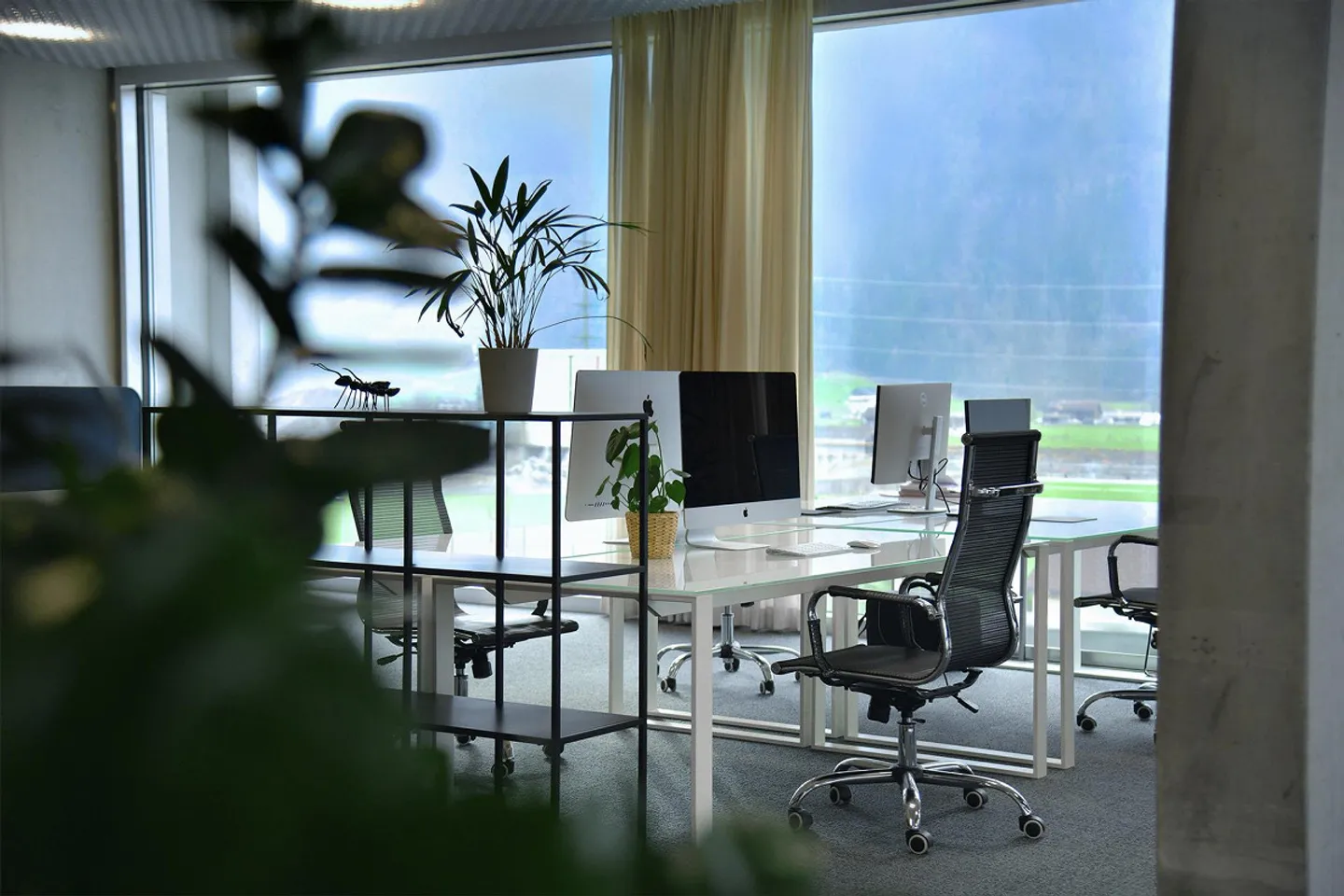 Moderner Büroarbeitsplatz am Bahnhof Altdorf - Photo 1 sur 4