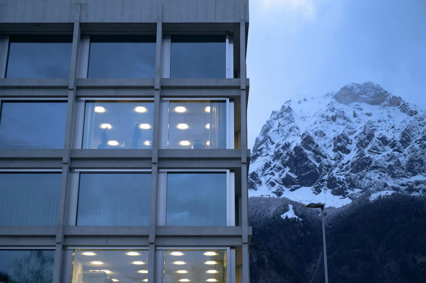 Moderner Büroarbeitsplatz am Bahnhof Altdorf - Photo 2 sur 4