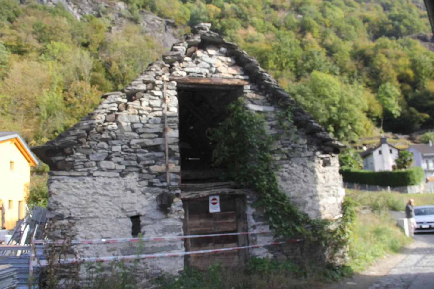 «Dorfrustico zum Ausbauen mit kleinem  Garten mit zwei Bauprojekten / rustico di nucleo da riattare con piccolo giardino con due progetti» - Foto 1 di 34
