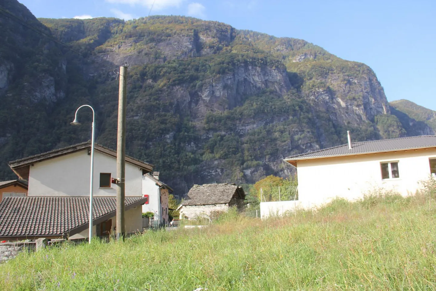 «Dorfrustico zum Ausbauen mit kleinem  Garten mit zwei Bauprojekten / rustico di nucleo da riattare con piccolo giardino con due progetti» - Foto 3 di 34
