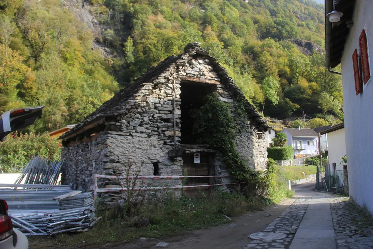«Dorfrustico zum Ausbauen mit kleinem  Garten mit zwei Bauprojekten / rustico di nucleo da riattare con piccolo giardino con due progetti» - Foto 5 di 34