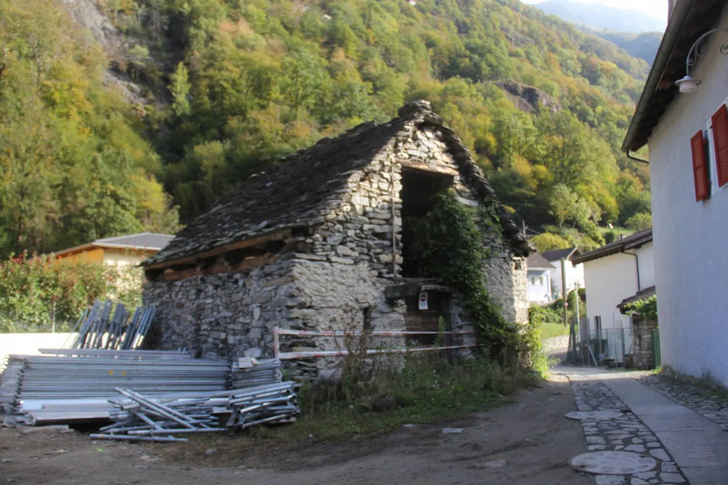 «Dorfrustico zum Ausbauen mit kleinem  Garten mit zwei Bauprojekten / rustico di nucleo da riattare con piccolo giardino con due progetti» - Foto 7 di 34
