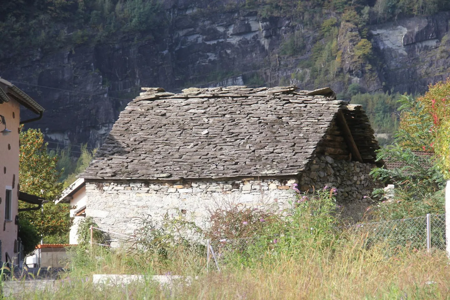 «Dorfrustico zum Ausbauen mit kleinem  Garten mit zwei Bauprojekten / rustico di nucleo da riattare con piccolo giardino con due progetti» - Foto 8 di 34