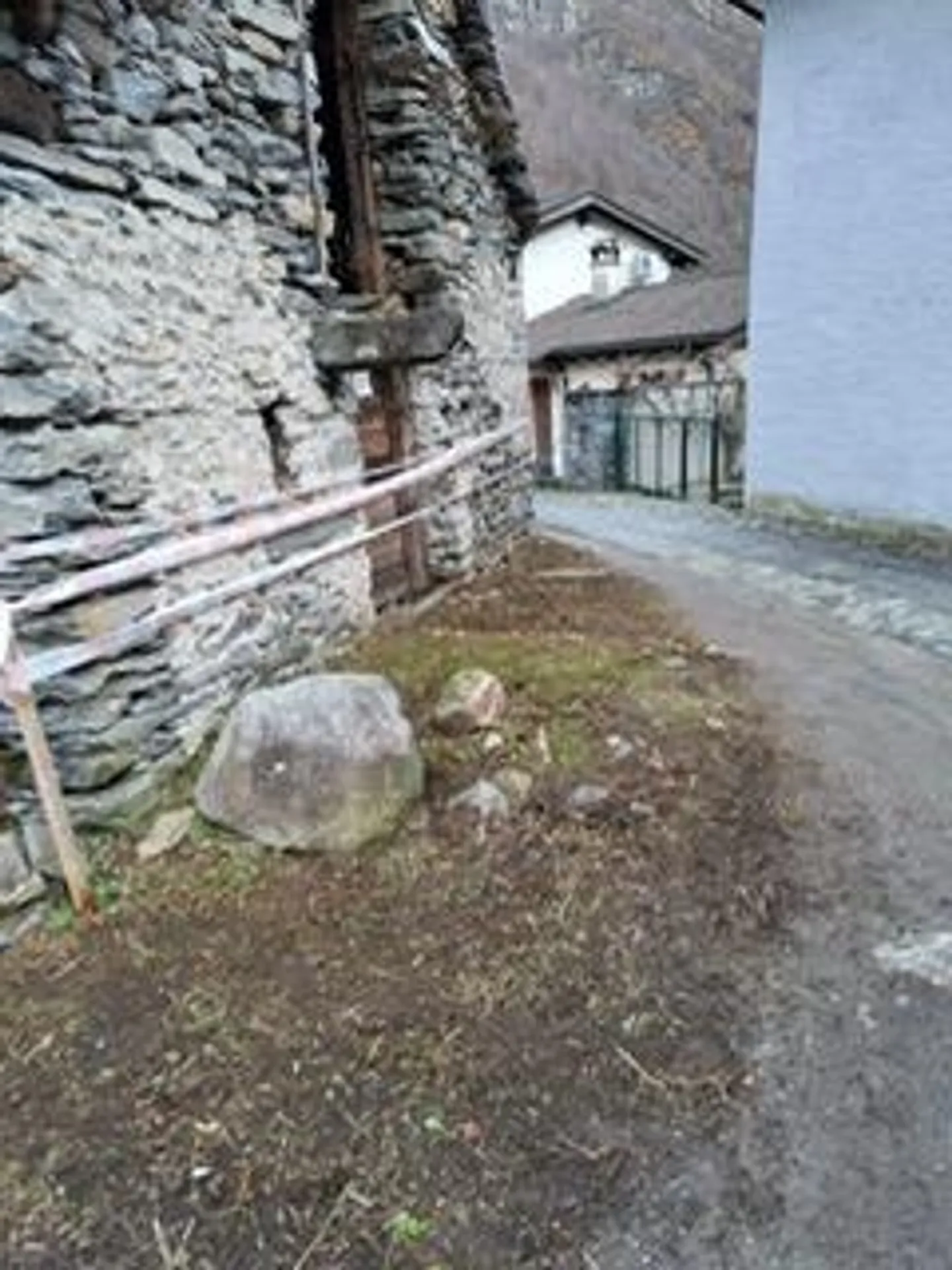 «Dorfrustico zum Ausbauen mit kleinem  Garten mit zwei Bauprojekten / rustico di nucleo da riattare con piccolo giardino con due progetti» - Foto 17 di 34