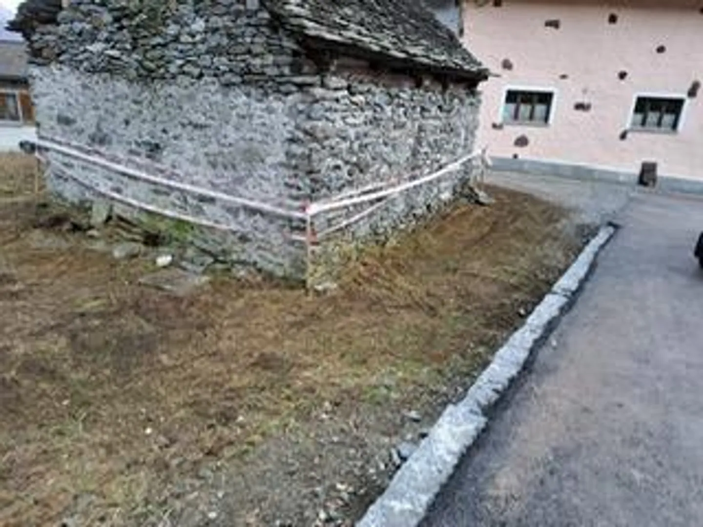 «Dorfrustico zum Ausbauen mit kleinem  Garten mit zwei Bauprojekten / rustico di nucleo da riattare con piccolo giardino con due progetti» - Foto 19 di 34