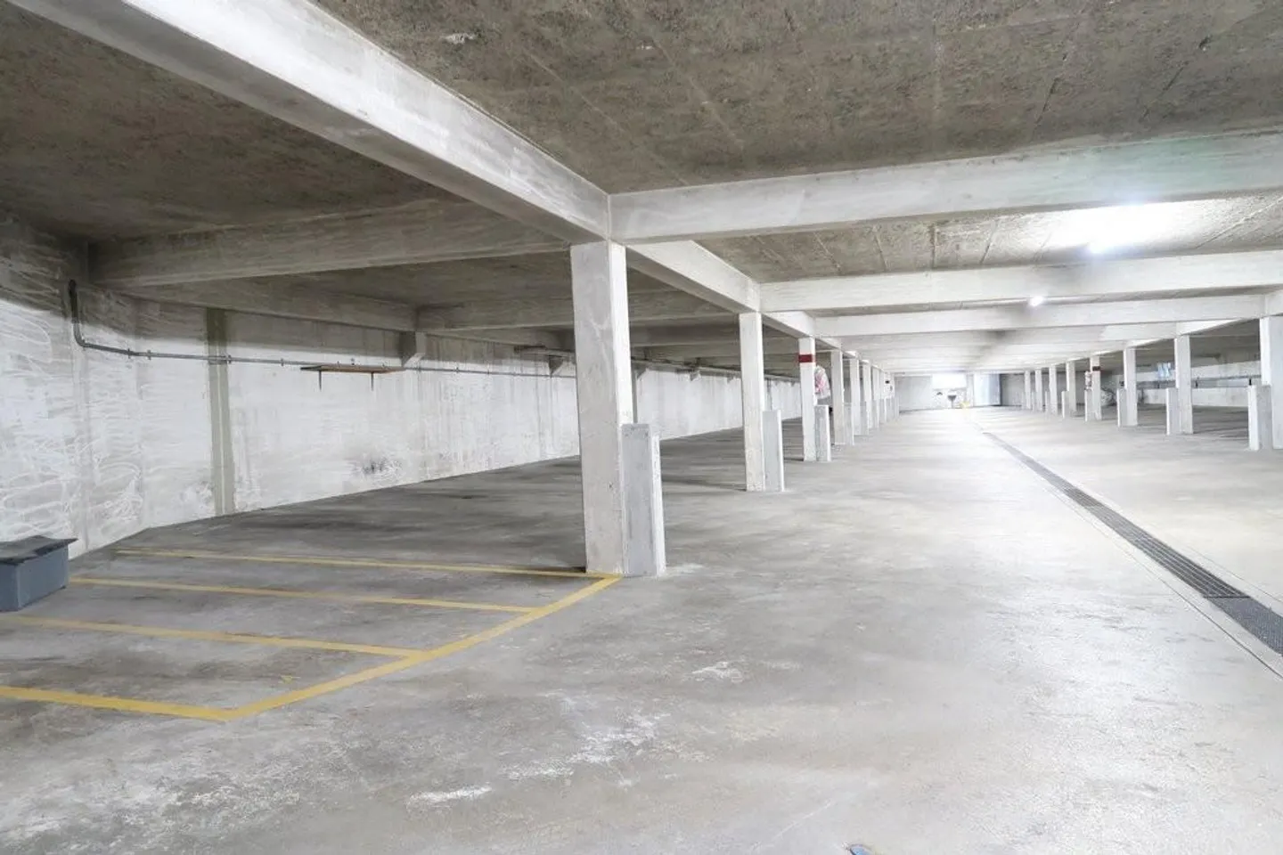 Praktischer Parkplatz - Foto 3 von 4