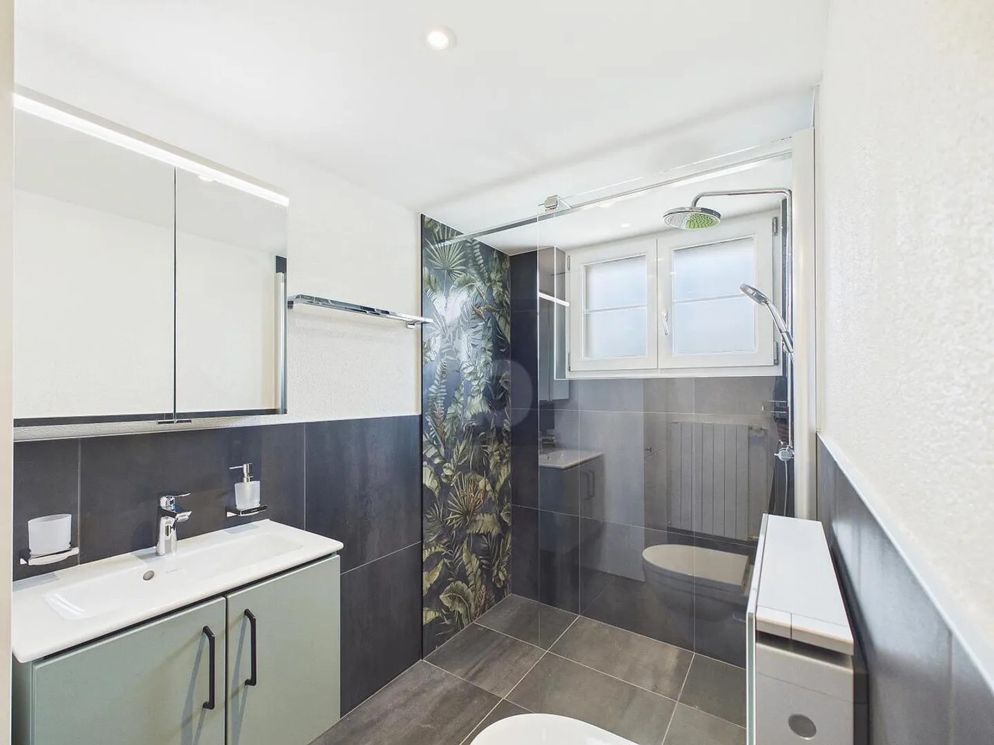 MULTI-GENERATIONAL HOUSE IN THE GREEN - Photo 5 of 6