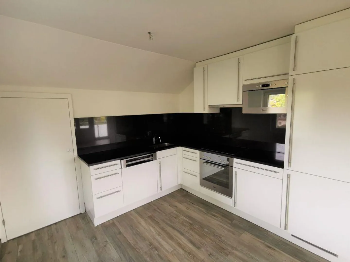 APPARTAMENTO SOTTO IL TETTO | ACCOGLIENTE | CENTRALE - Foto 4 di 8