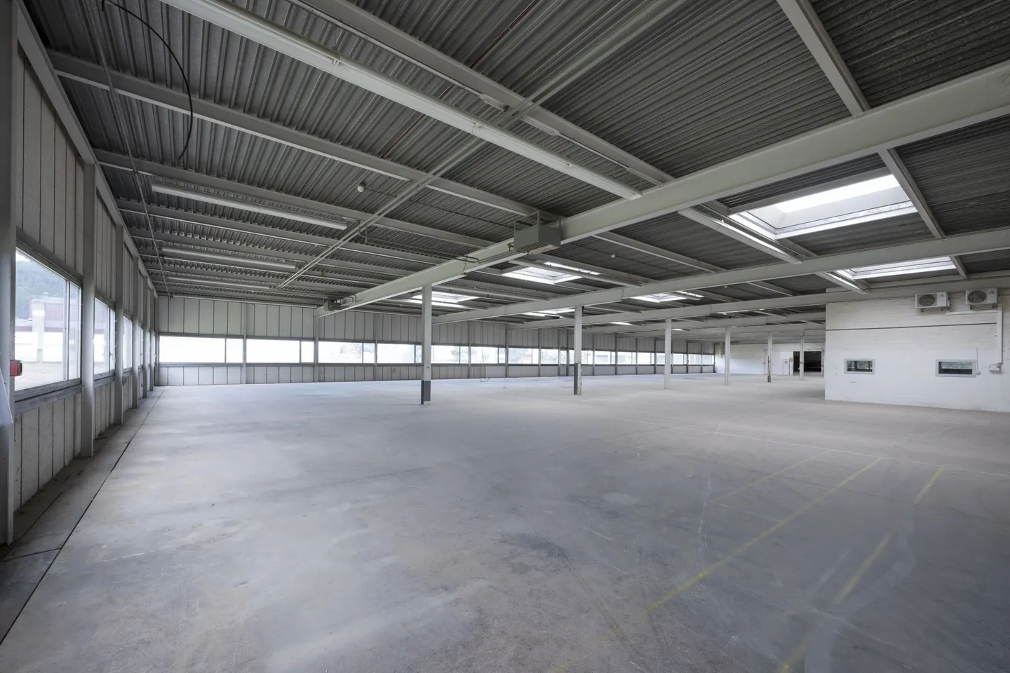 Manufacturing/Warehouse Hall with High Flexibility in an Excellent Location - Photo 3 of 8