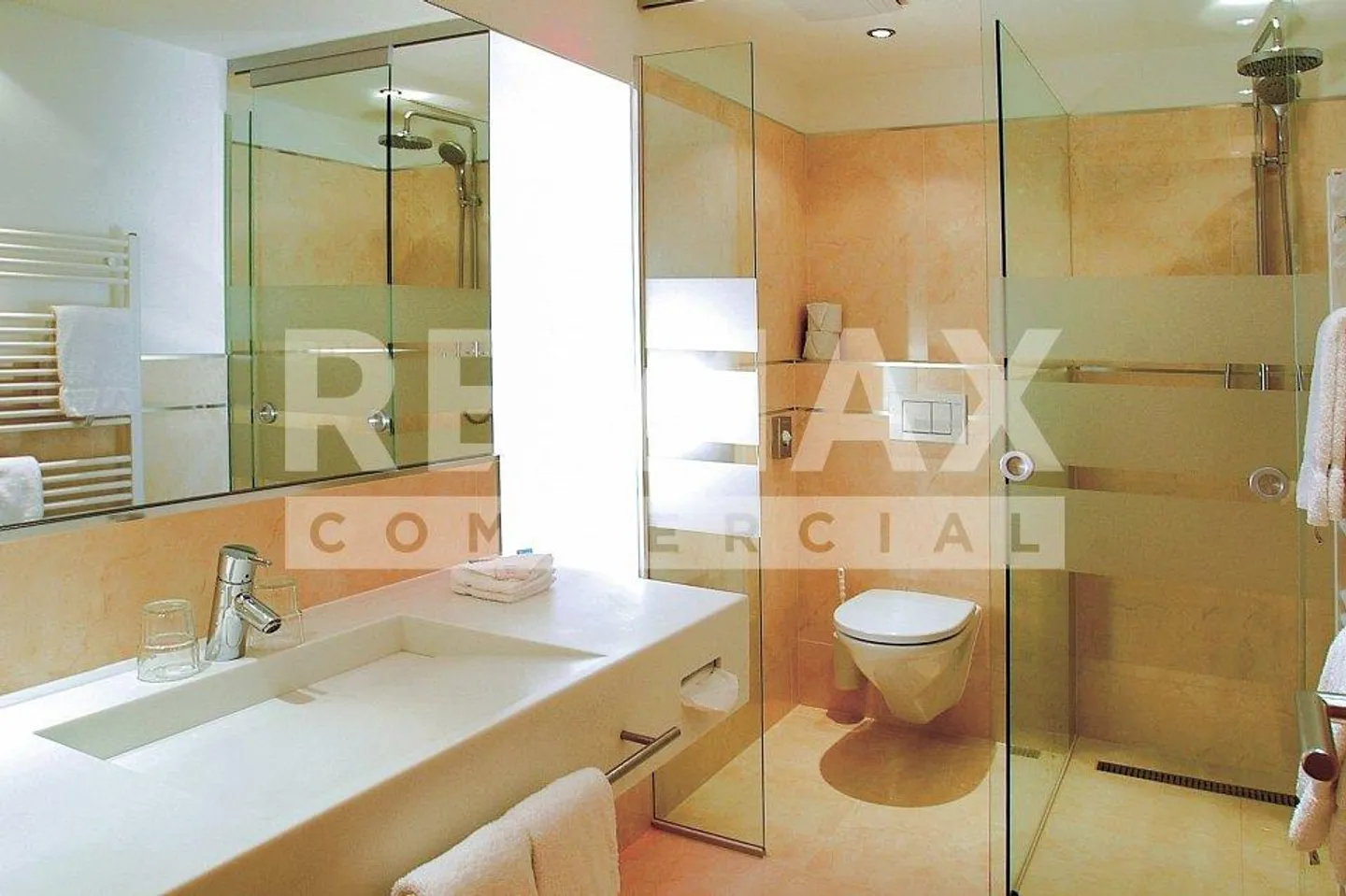 Propriété commerciale de premier plan à Samnaun : Hôtel Garni 4 étoiles et boutique hors taxes - Photo 5 sur 10