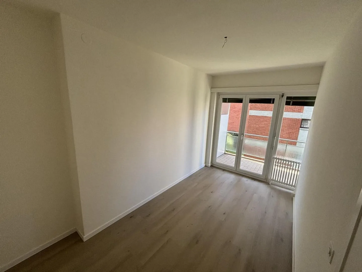 4.5-room apartment, partially renovated, on the second floor of a residential building in a quiet and sunny location./4.5-room apartment located on the 2nd floor - Photo 2 of 20