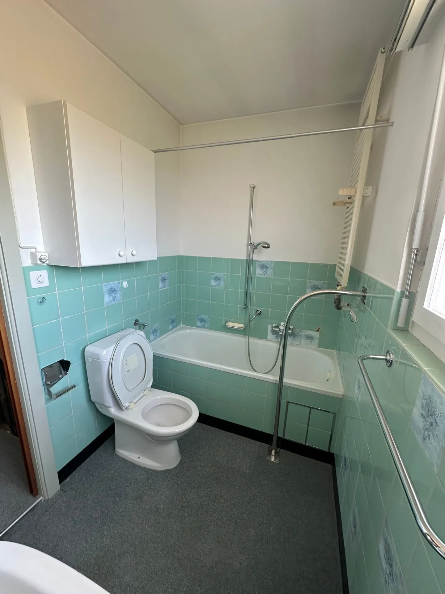 Maison jumelée à Hofstetten-Flüh – Objet de rénovation bien situé - Photo 4 sur 35