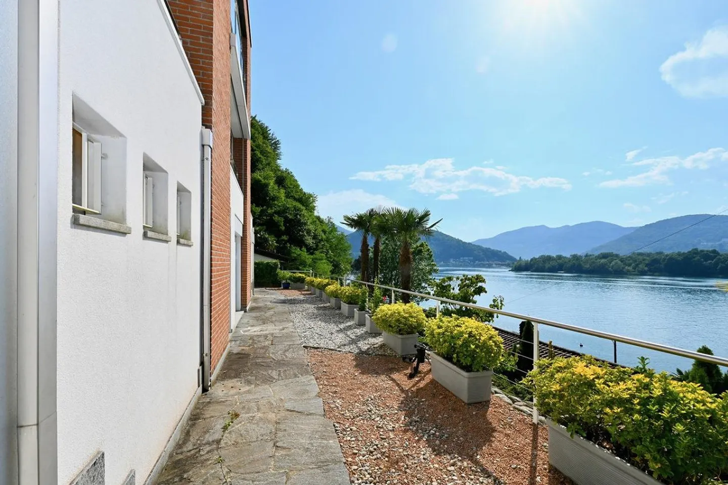Bright Villa with Garden, Pool and View of Lake Lugano - Photo 7 of 24