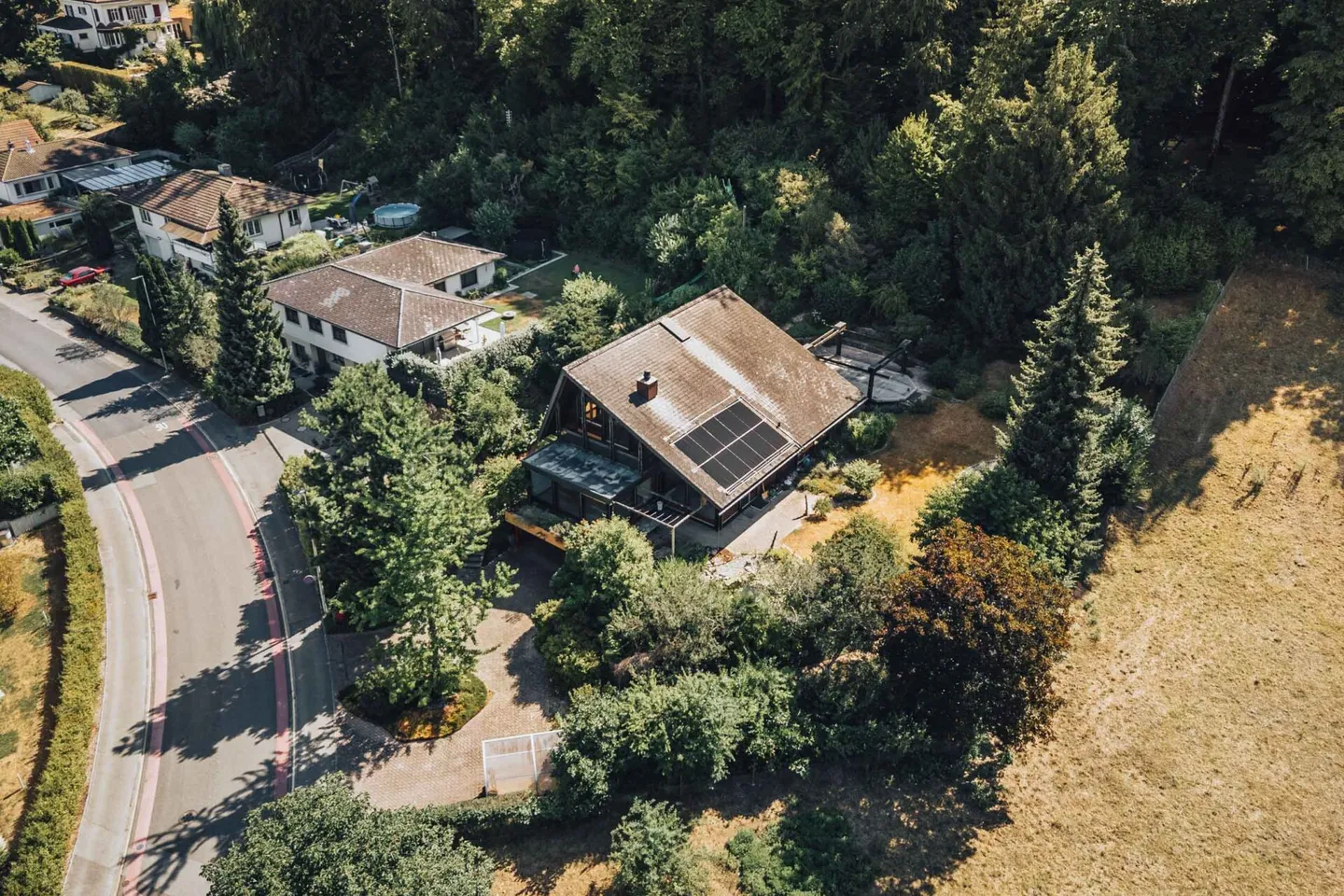 Esperienza abitativa di 7,5 stanze con galleria, ascensore e piscina al confine della foresta - Foto 3 di 27