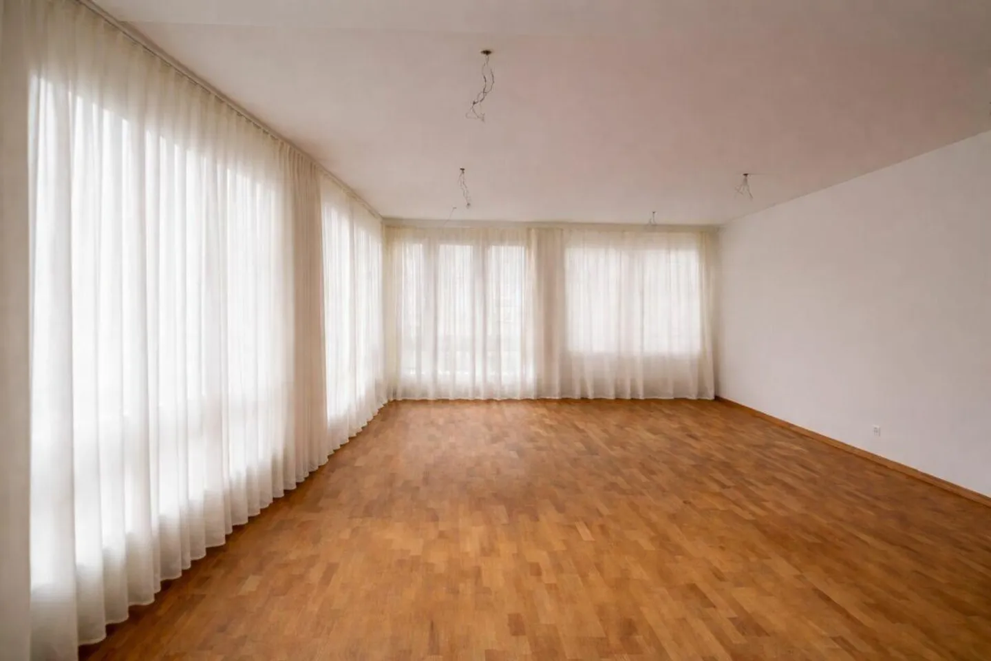 Soleggiato, tranquillo e con un ampio spazio esterno coperto e condivisione del giardino - Foto 3 di 12