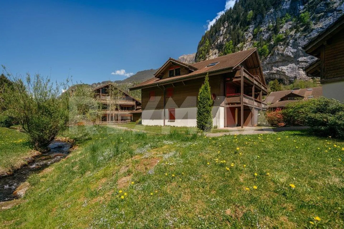 Appartamento mansardato di 3,5 locali con balcone e carport a Lauterbrunnen - Foto 1 di 13